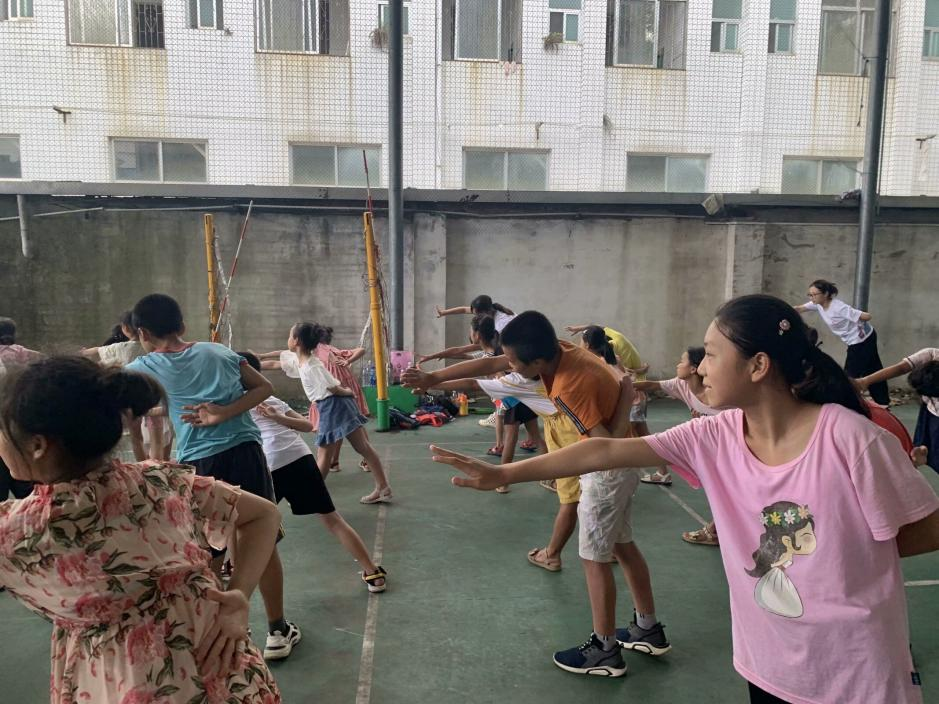 舞蹈课堂上志愿者教小朋友们舞蹈姿势