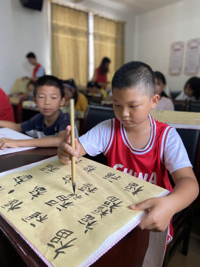 图为在书法课上，同学们正在练习书法
