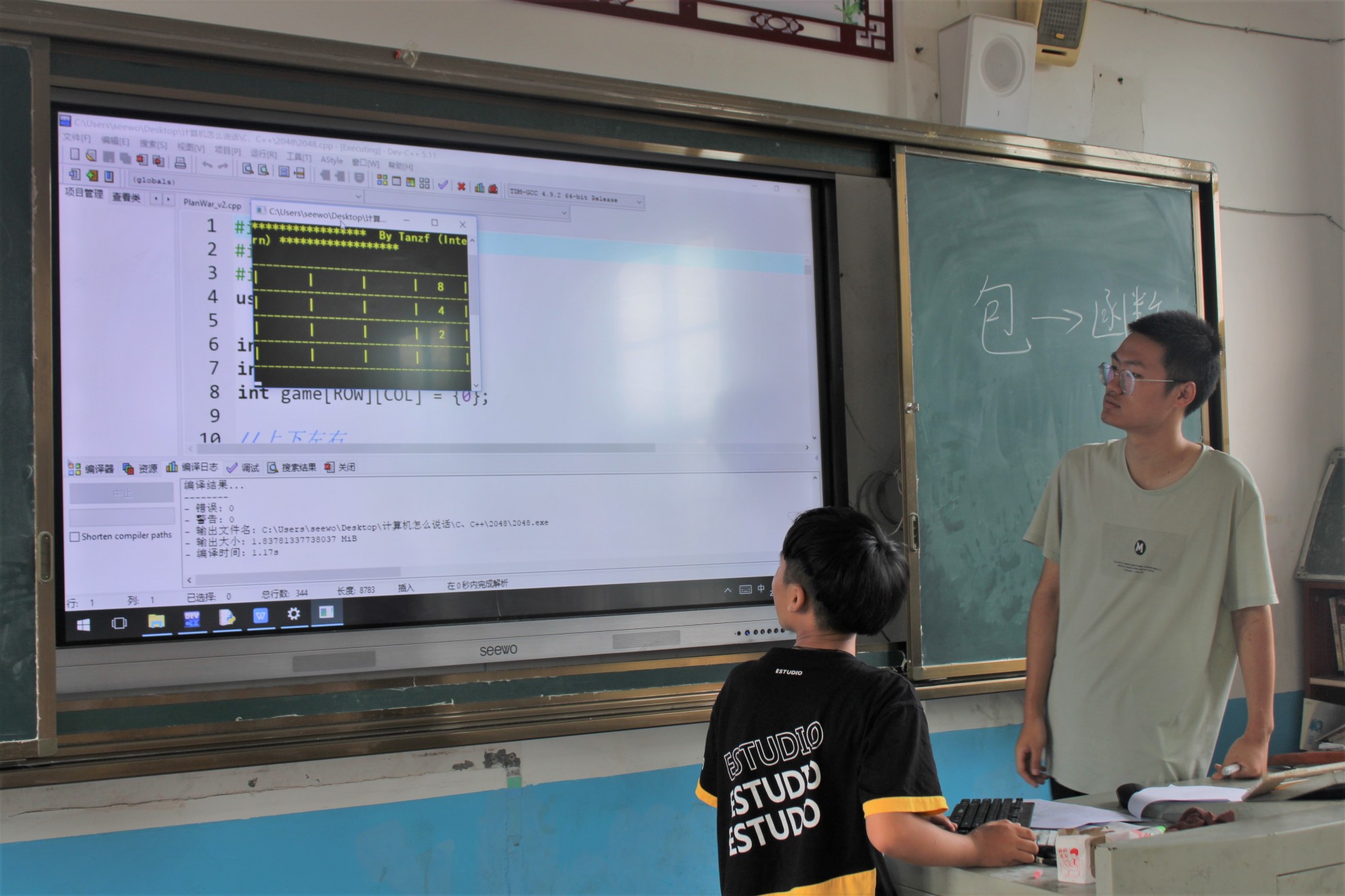 学生在队员带领下感受编程小游戏