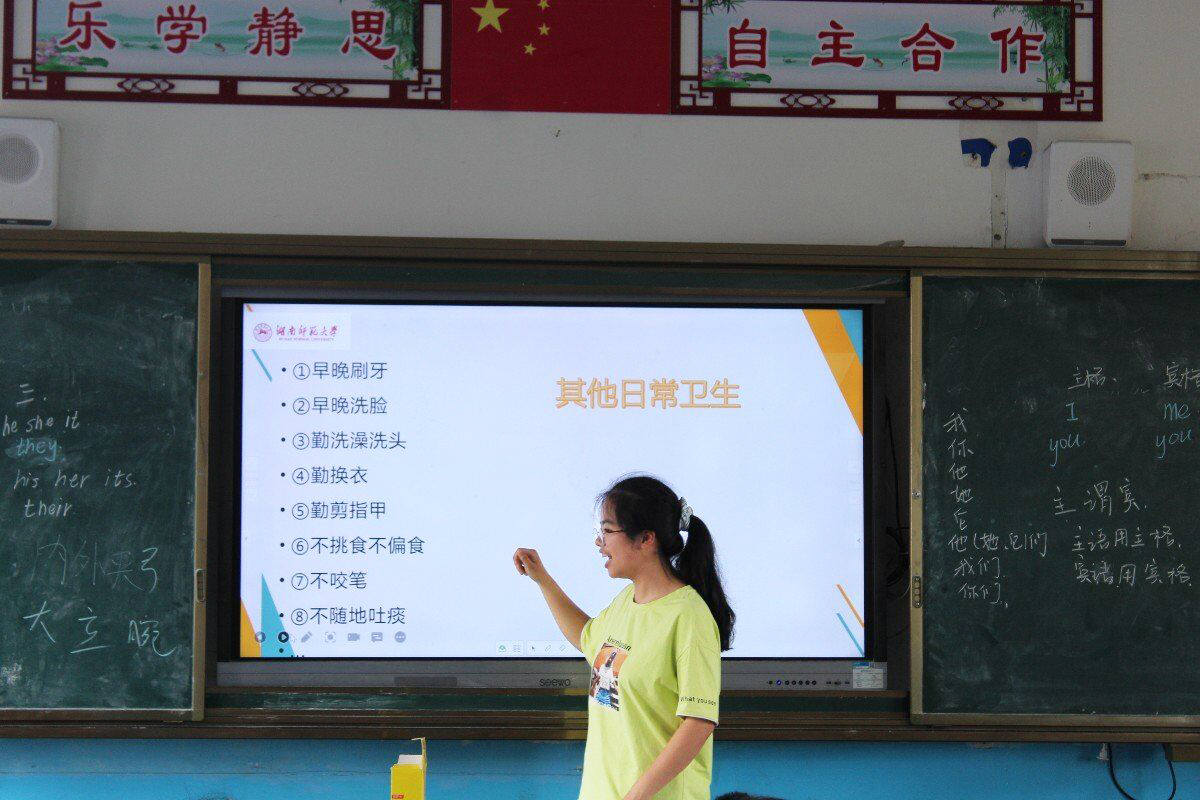 实践队队员正在向同学们介绍日常卫生的习惯