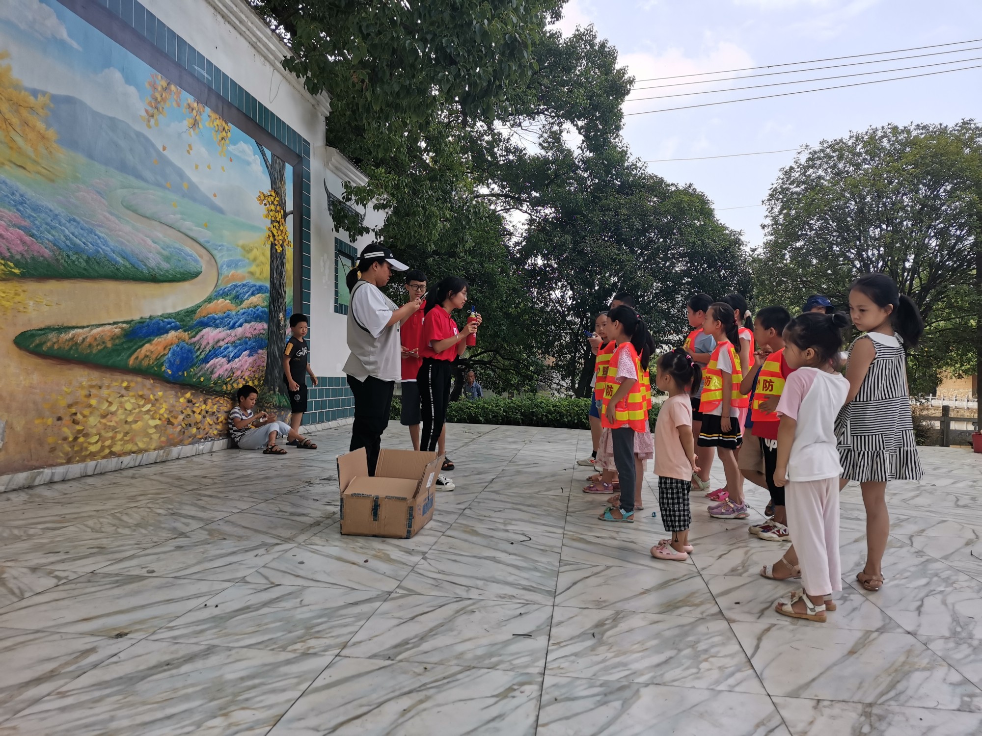 支教老师讲解消防知识