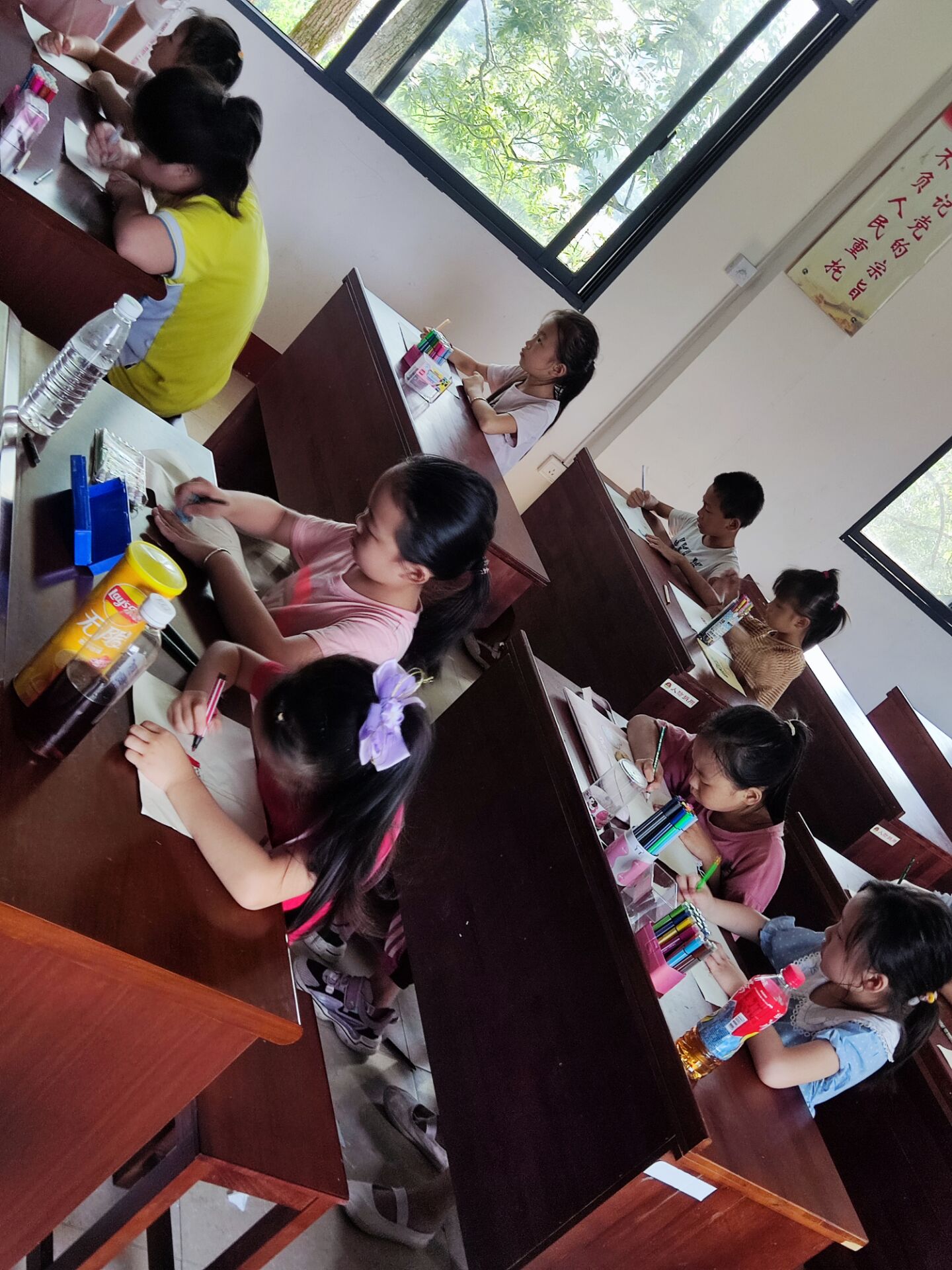 小朋友们在认真画下对党的祝福