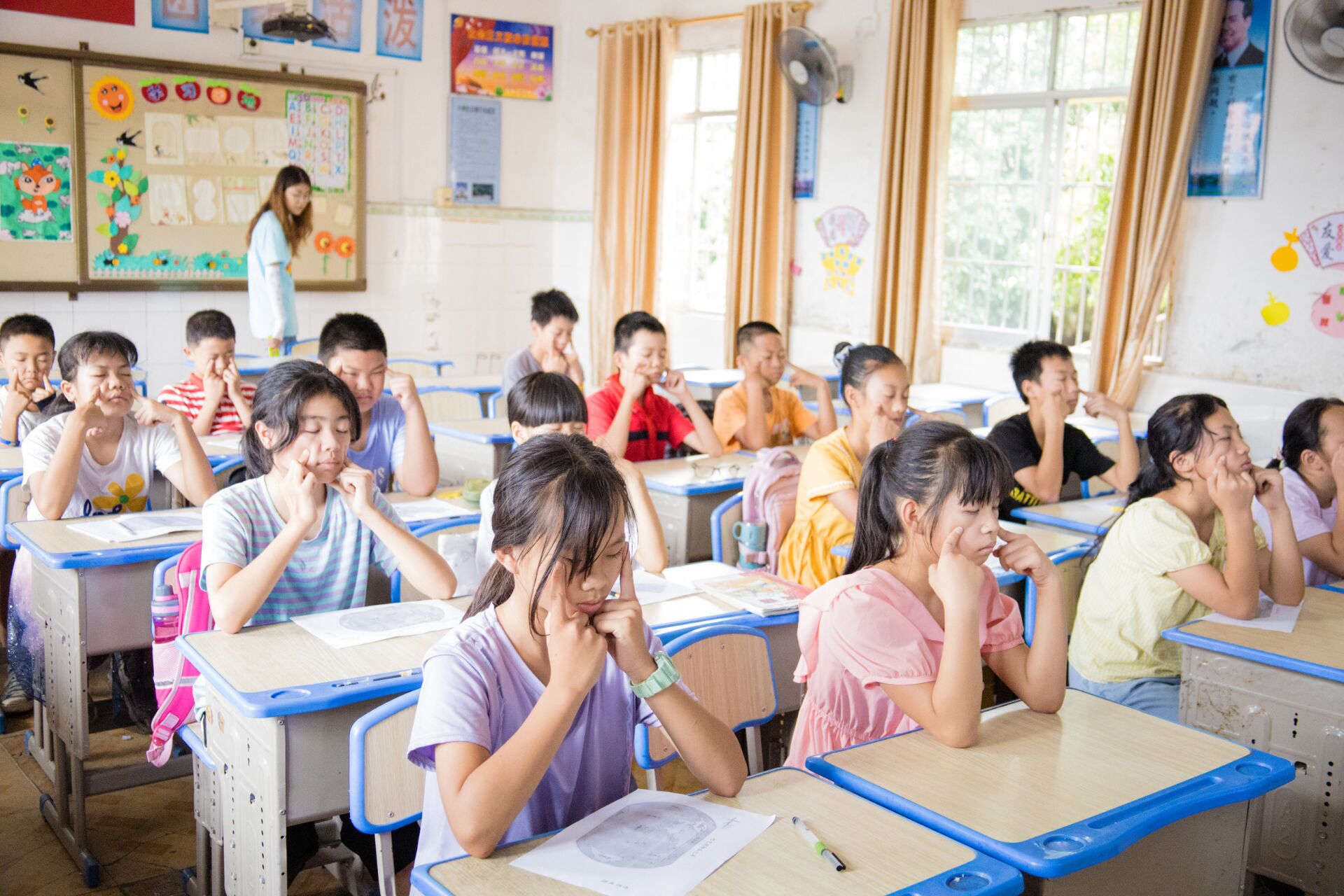 孩子们在认真地做眼保健操