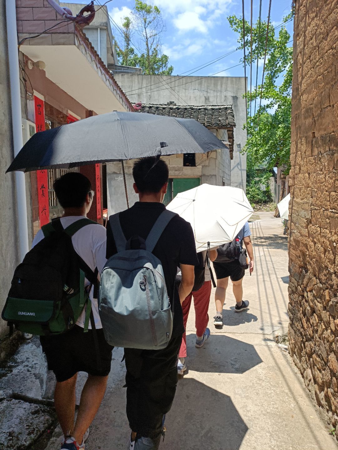 支教队员们走在家访的路上