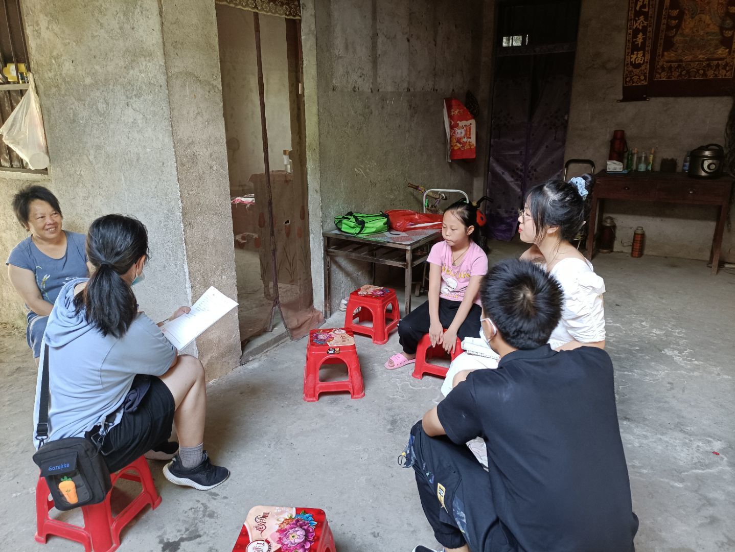 支教队员详细询问学生生活以及学习情况