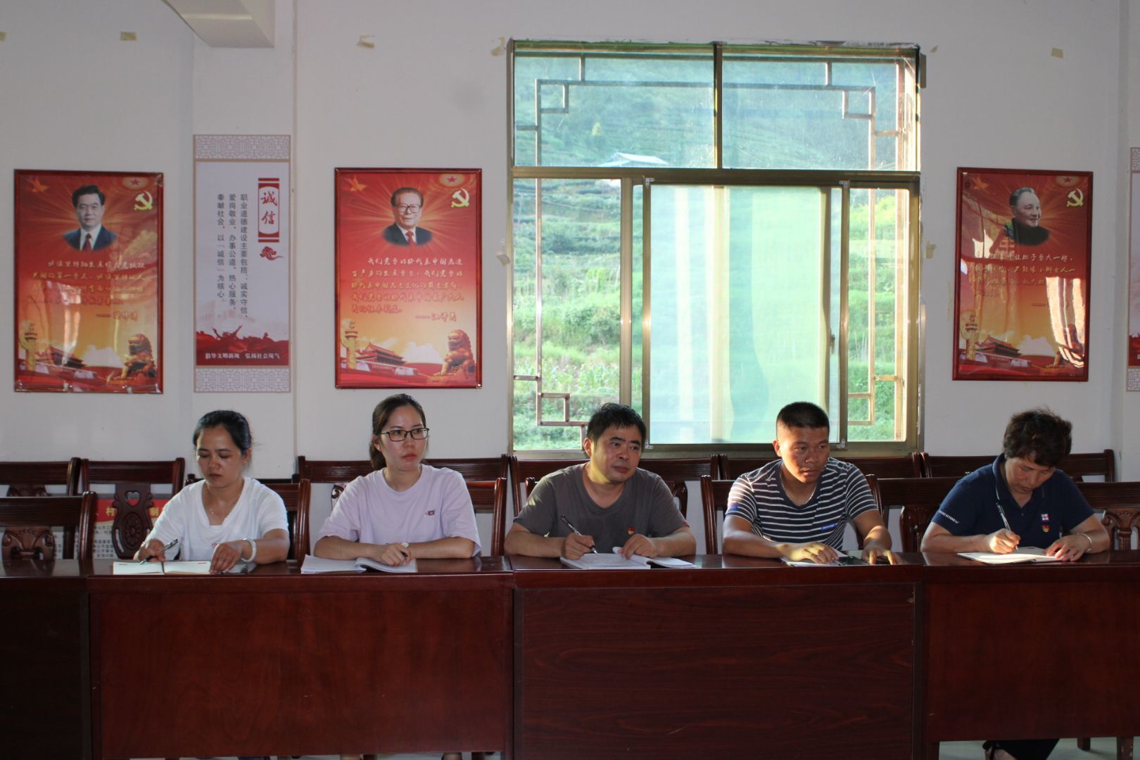 图为陇城村干部参加座谈会
