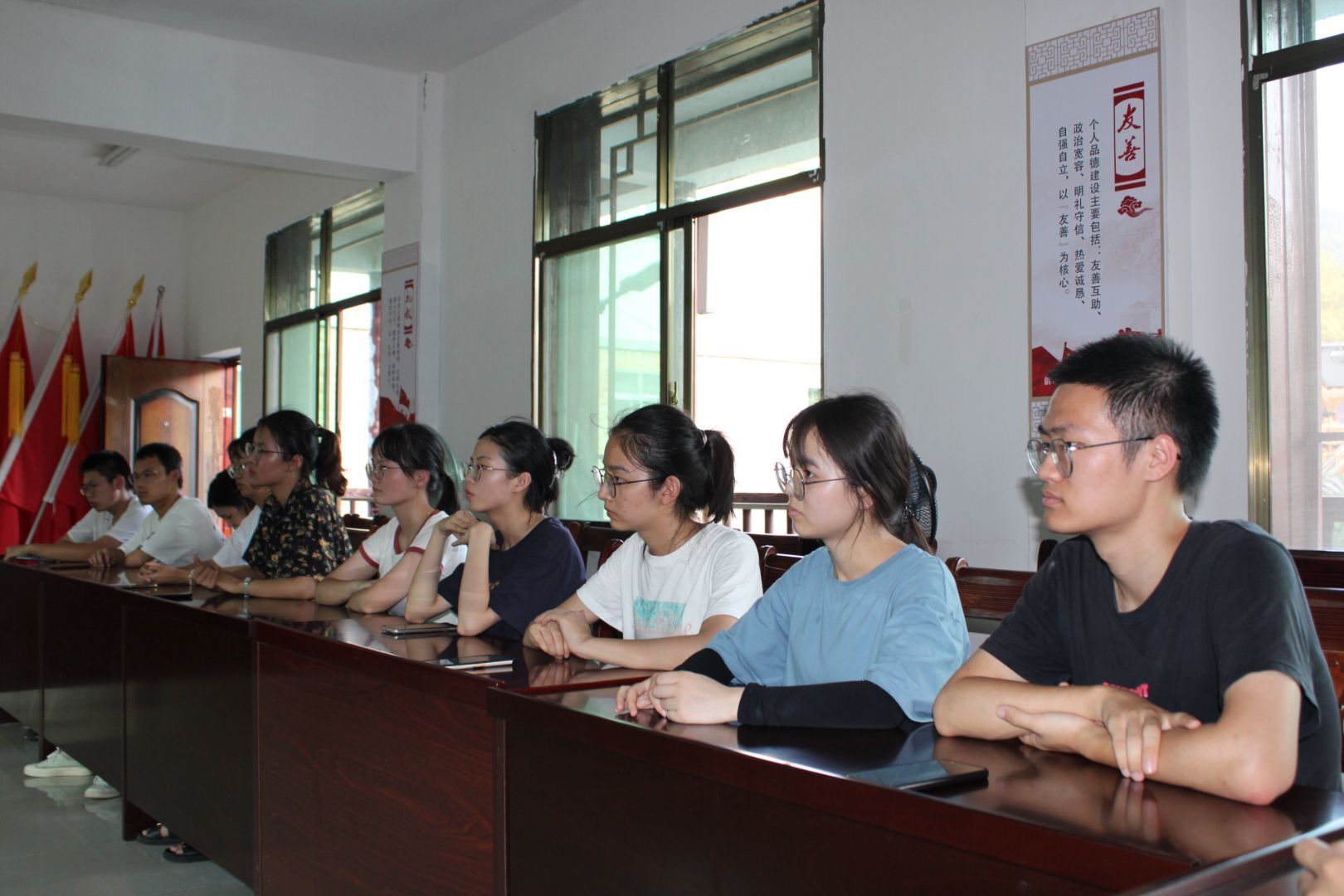 图为赤行队队员参加座谈会