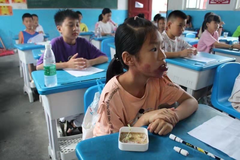 陇城镇中心小学学生正在认真倾听其他同学的心得分享