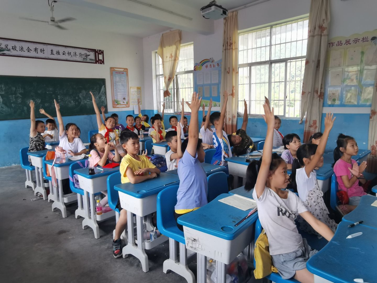 学生们踊跃举手发言