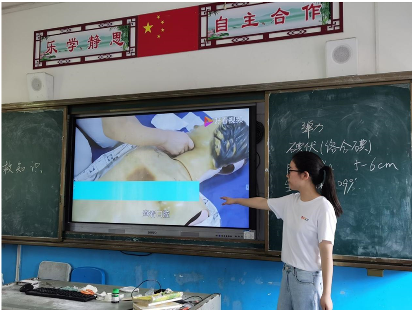 主讲老师为学生们讲解心肺复苏的步骤