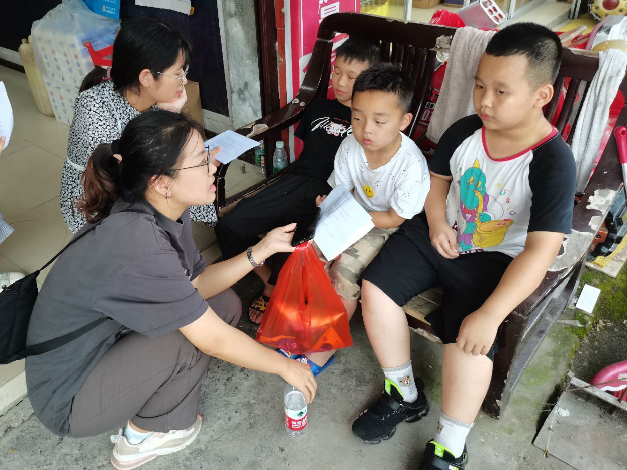 在校外对学生进项调研