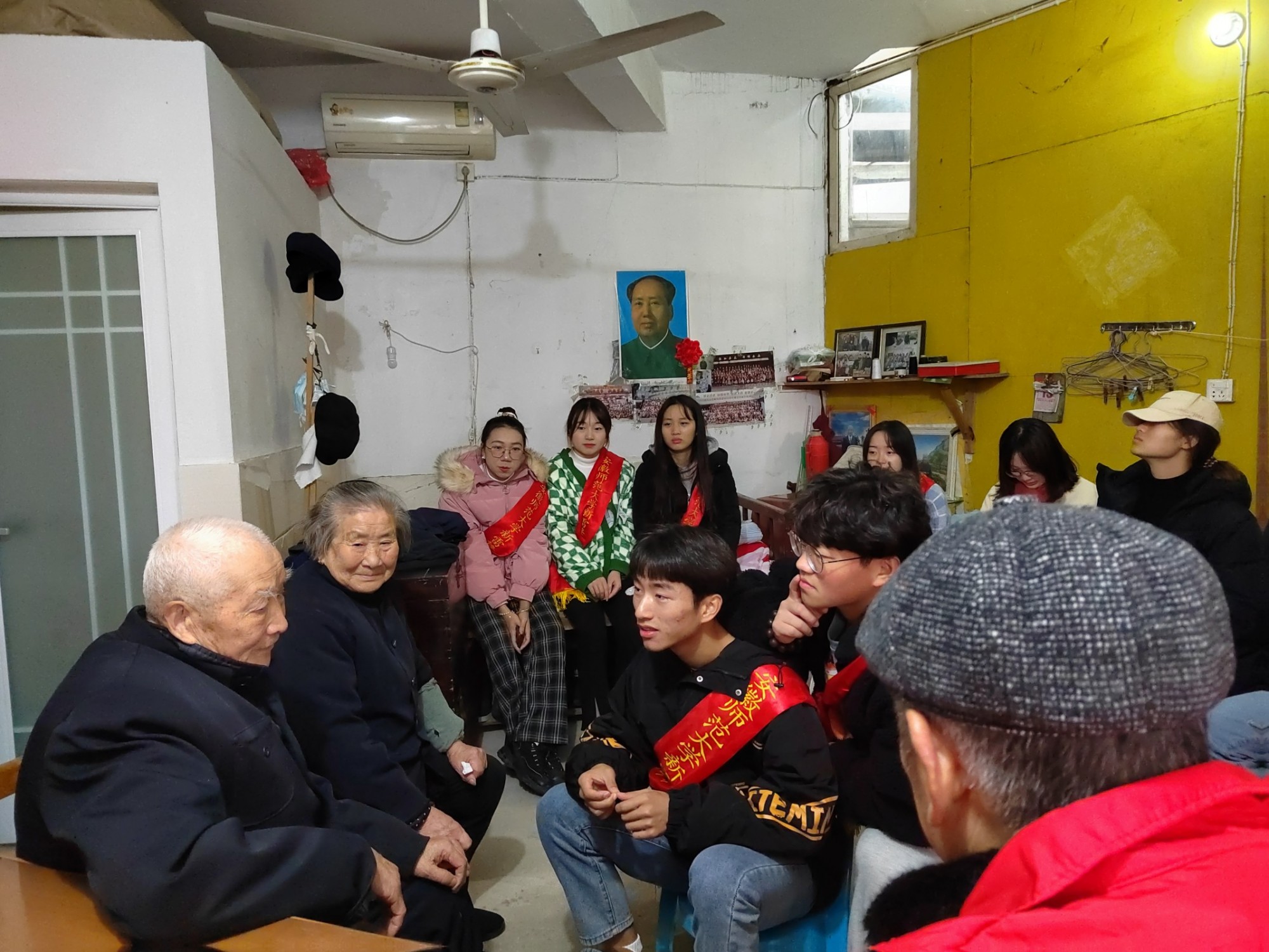 与老兵爷爷谈话