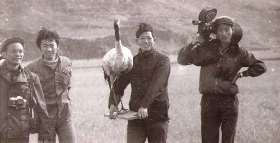 1983年，奚志农（右一）在科教片拍摄现场 