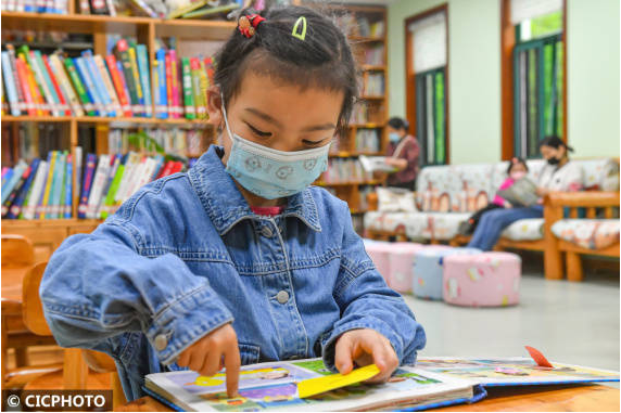 ↑2022年3月16日，在安徽省合肥市少年儿童图书馆“童悦绘本馆”，一名小朋友在阅读绘本。（来源：新华网 CICPHOTO/袁兵 摄）