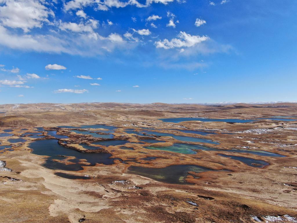 新华社照片，西宁，2022年3月22日

世界水日，走近“中华水塔”

这是2020年10月30日在青海省果洛藏族自治州玛多县境内拍摄的一处湿地（无人机照片）。

三江源位于青藏高原腹地、青海省南部，是长江、黄河、澜沧江的发源地，被誉为“中华水塔”。这里是我国淡水资源的重要补给地，每年向下游输送600多亿立方米的清洁水，且近年呈增多趋势。

青海把三江源保护作为青海生态文明建设的重中之重，设立三江源国家公园，筑牢国家生态安全屏障，确保“中华水塔”丰盈常清，碧水永续东流。

新华社记者 张龙 摄
