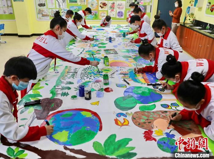 图为秦皇岛市海港区文化里小学学生手绘长卷。　中国新闻网 曹建雄 摄