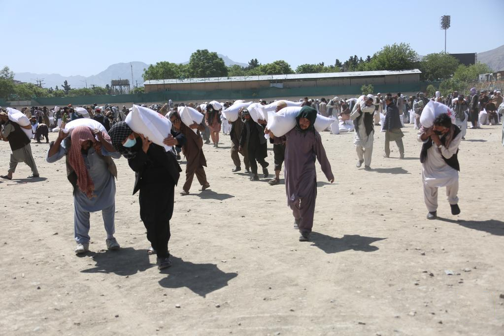 阿富汗向困难民众分发中国援助的粮食