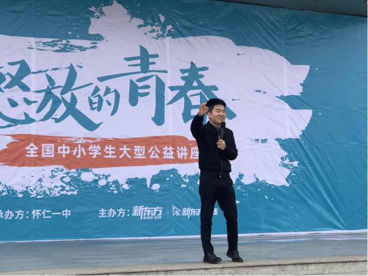那个把买玉米的人讲哭的董宇辉_草根故事_人物_公益中国网_从我心做起