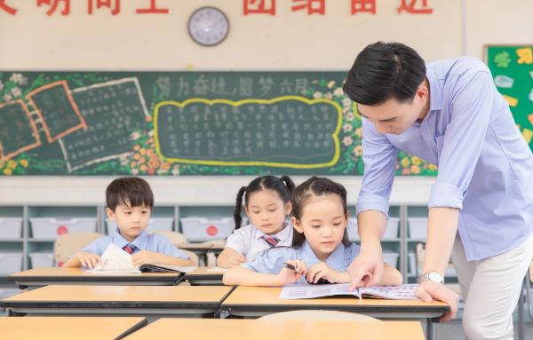 图怪兽_孤独是人才常态夕阳海边孤独的人公众号首图(2)