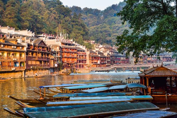 图怪兽_简约大气贵州文明旅游宣传海报(2)
