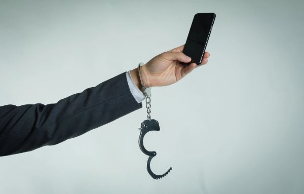 图怪兽_黄色小学生卡通风光盘行动手抄报(1)