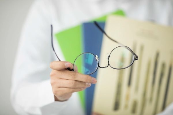 图怪兽_国际家庭日幸福一家人彩色卡通公众号首图
